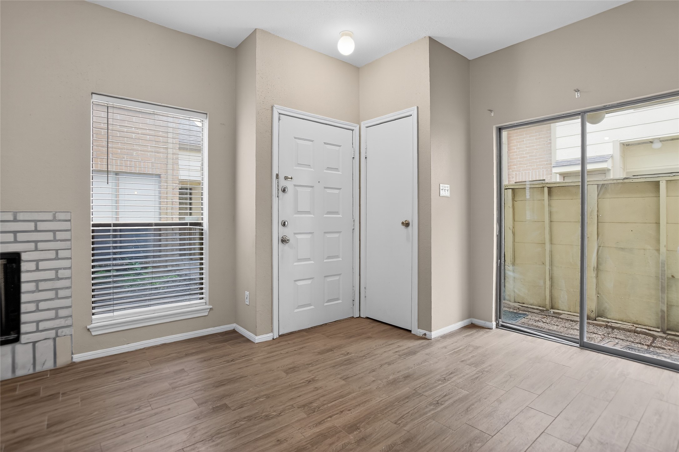 8299 Cambridge Street, Unit 706 Houston, TX 77054 - Photo 9 of 30 an empty room with wooden floor and windows