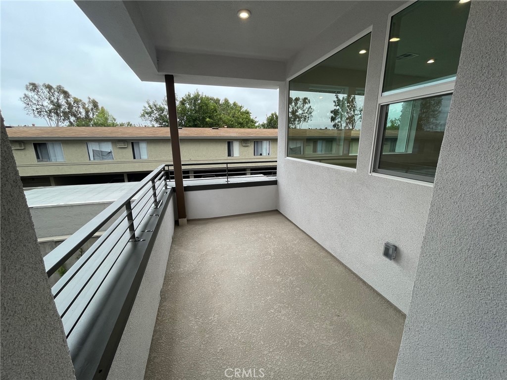 691 South Lyon Street Santa Ana, CA 92705 - Photo 7 of 17 a view of hotel and furniture in a room