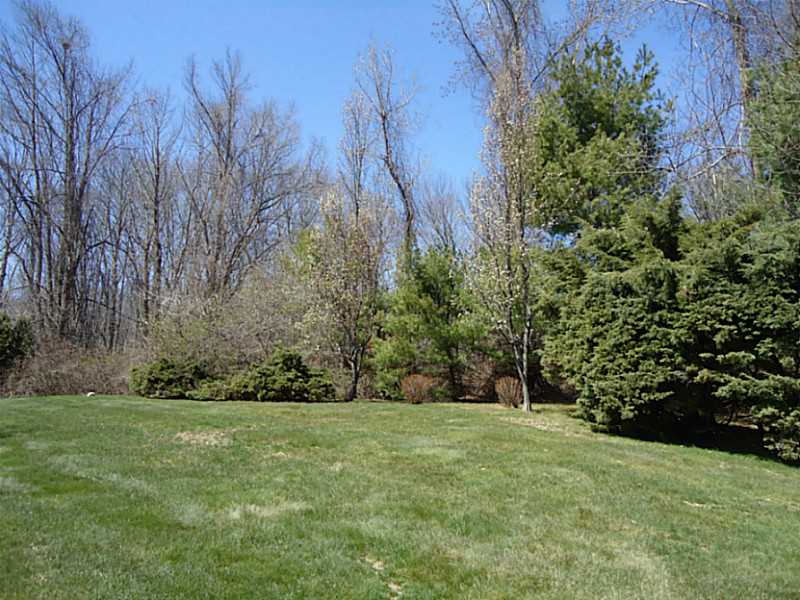 39 Fox Run Cranston, RI 02921 - Photo 3 of 20 Yard/Garden.