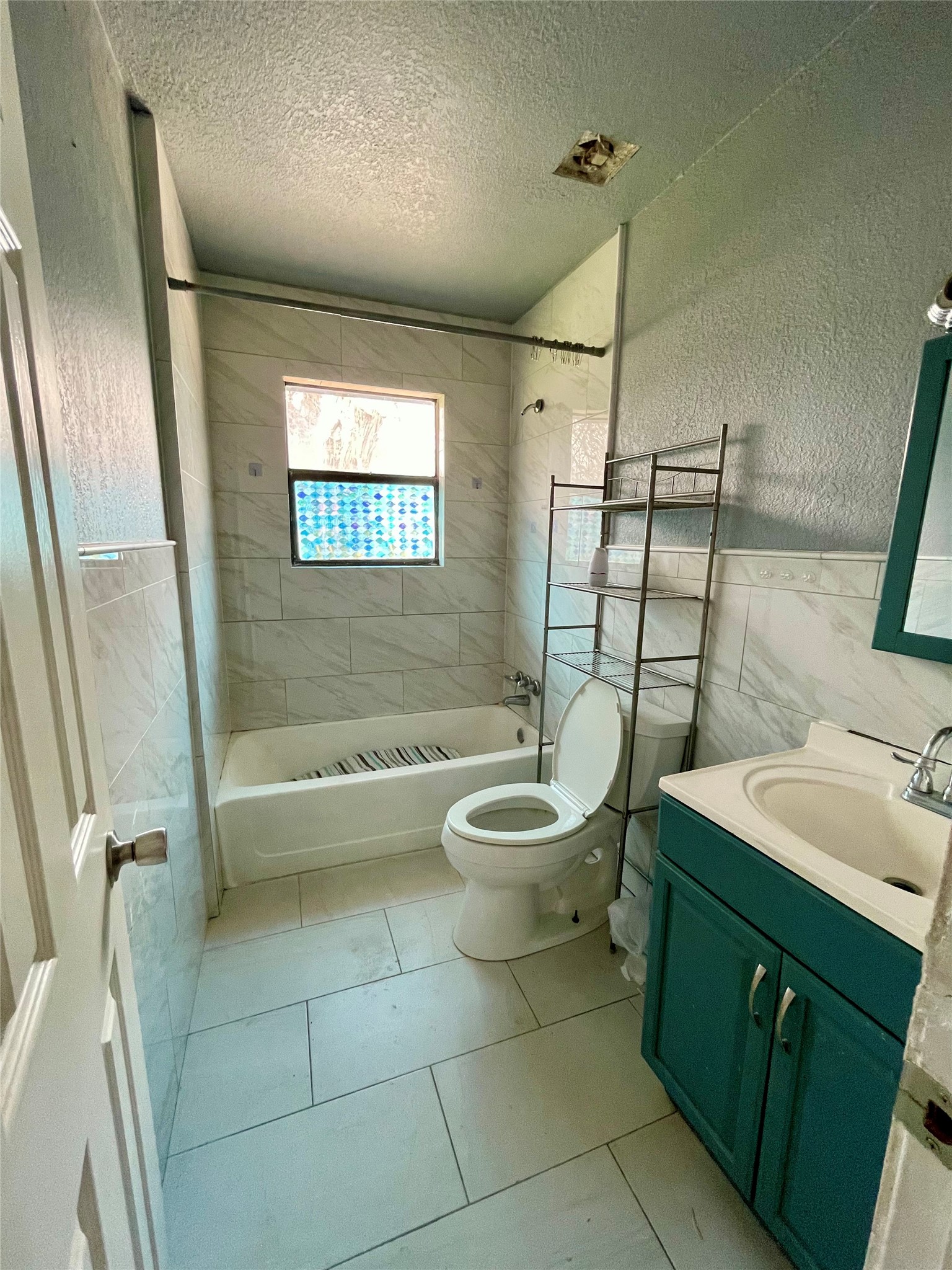 893 County Road 3376 Kempner, TX 76539 - Photo 17 of 23 a bathroom with a sink a toilet and tub