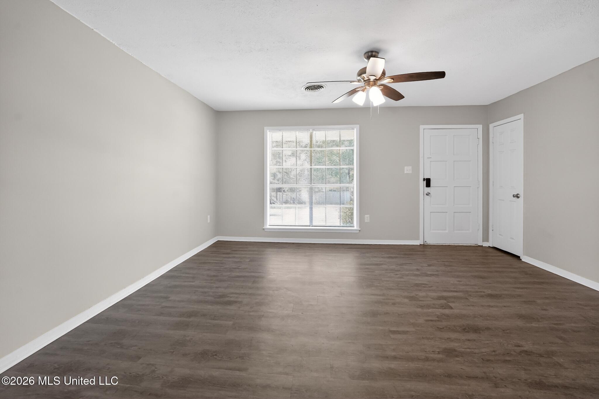 405 Crestview Drive Clinton, MS 39056 - Photo 5 of 20 07_405_Crestview_Dr-Living_room-8117