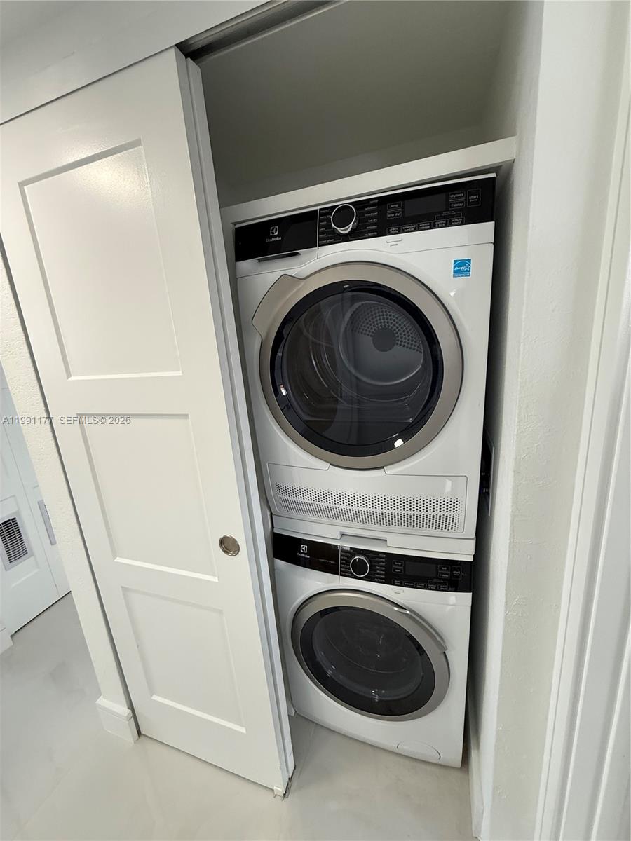 9915 West Okeechobee Road, Unit 2201 Hialeah Gardens, FL 33016 - Photo 9 of 11 a utility room with dryer and washer