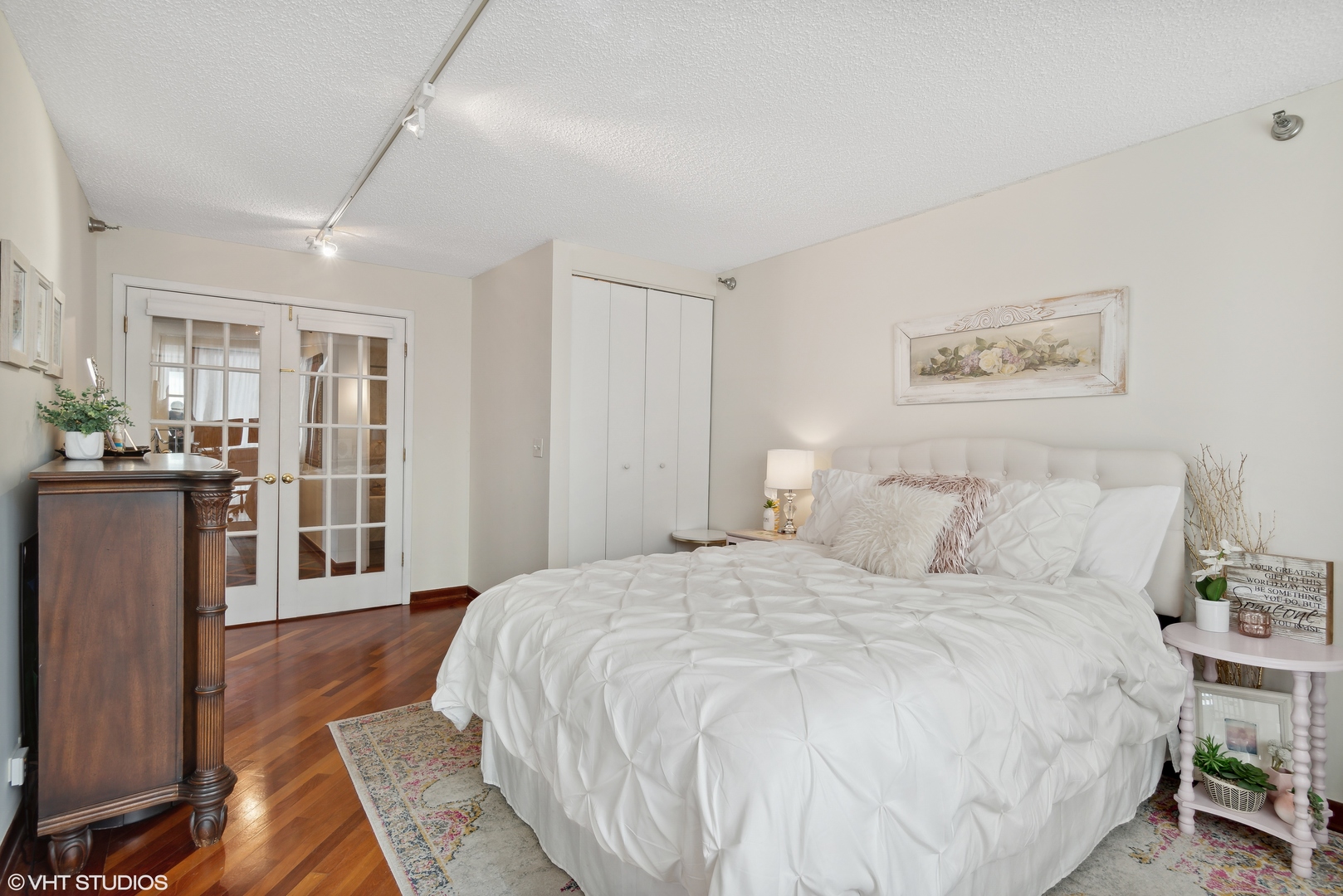 1122 North Clark Street, Unit 3401 Chicago, IL 60610 - Photo 12 of 26 a spacious bedroom with a bed and a large mirror