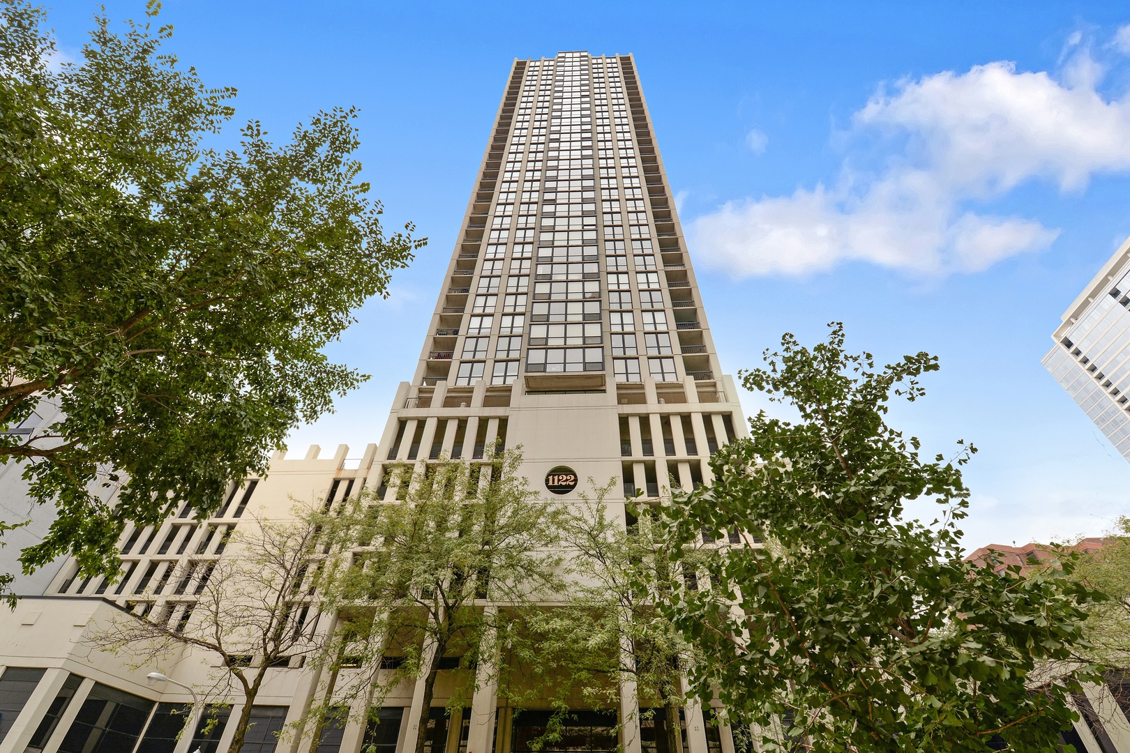 1122 North Clark Street, Unit 3401 Chicago, IL 60610 - Photo 2 of 26 view of a large building