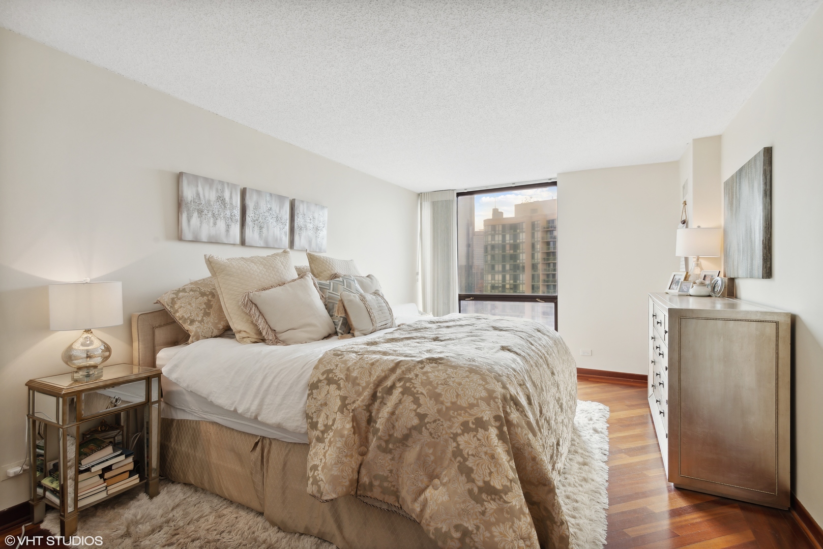 1122 North Clark Street, Unit 3401 Chicago, IL 60610 - Photo 9 of 26 a bedroom with a large bed and a window