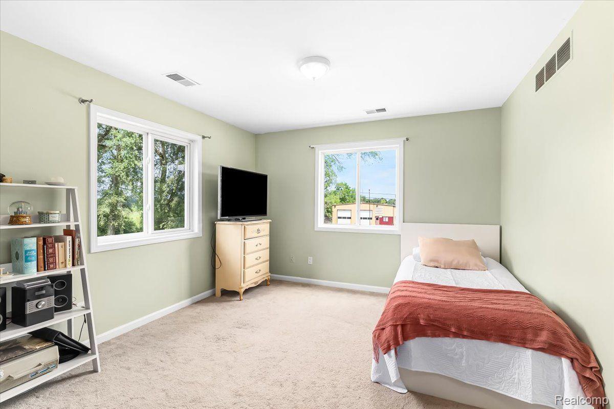 515 Clyde Road Highland, MI 48357 - Photo 29 of 47 515 Clyde Road - Bedroom