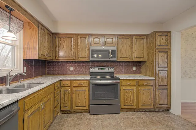 $368,900 | 2600 Magnolia Avenue, Liberty, MO 64068