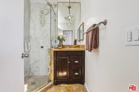$1,899,000 | 2525 Ivanhoe Drive, Los Angeles, CA 90039