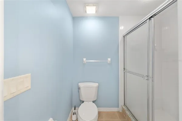 an empty room with window and ceiling fan