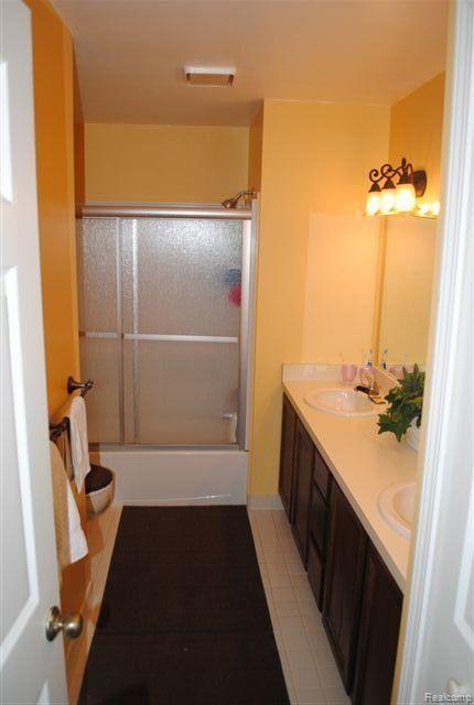 1156 Greenleaf Drive Rochester, MI 48309 - Photo 19 of 25 Main Bathroom