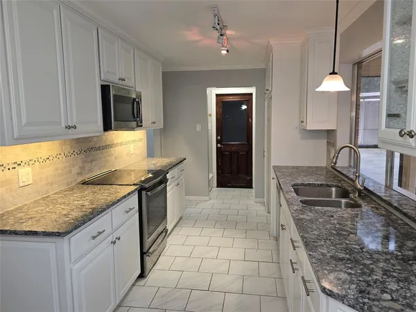 $2,700 | 2822 Oak Forest Drive, Grapevine, TX 76051