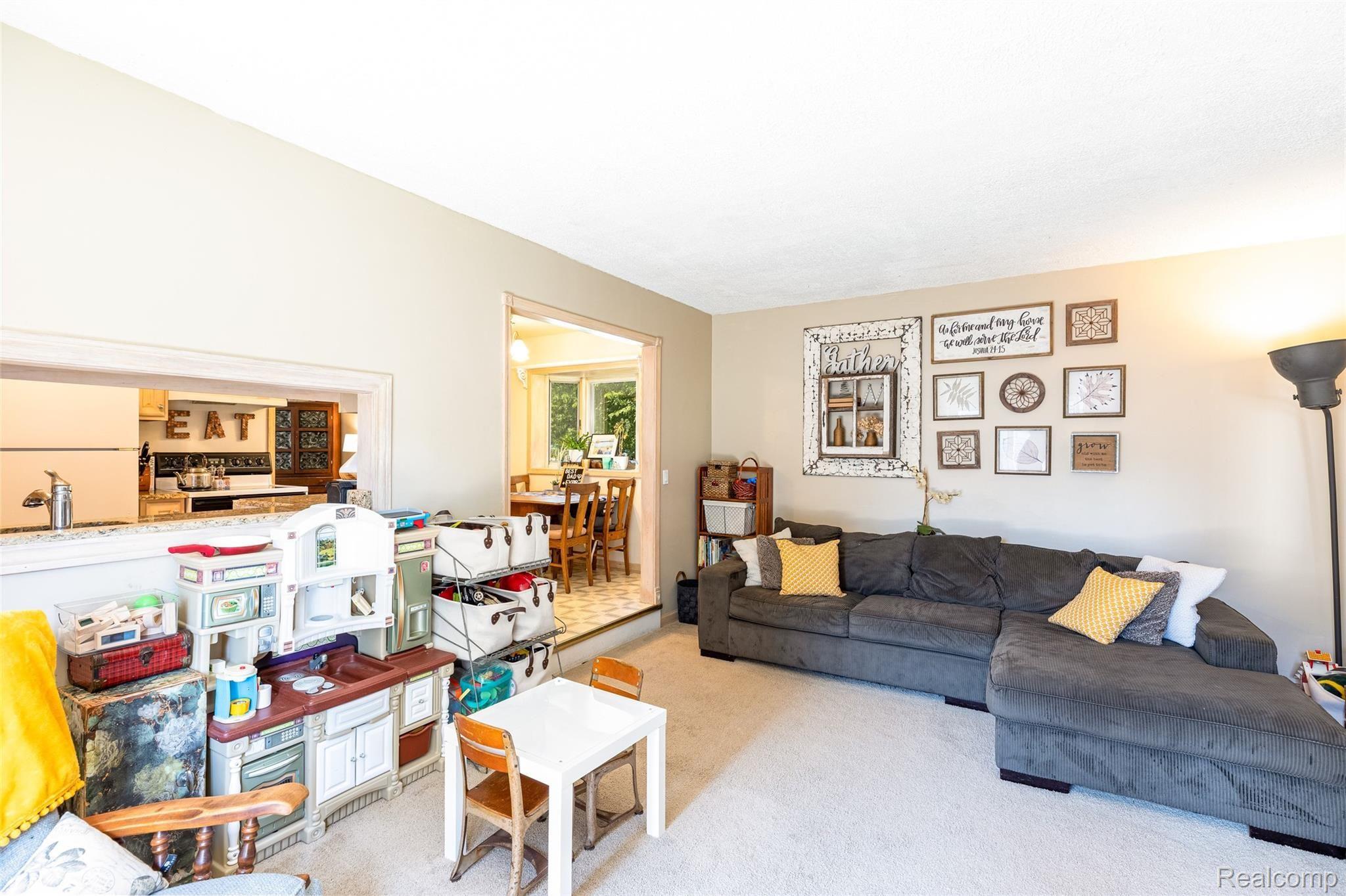 39882 Coronation Road Canton, MI 48188 - Photo 17 of 32 17.Family