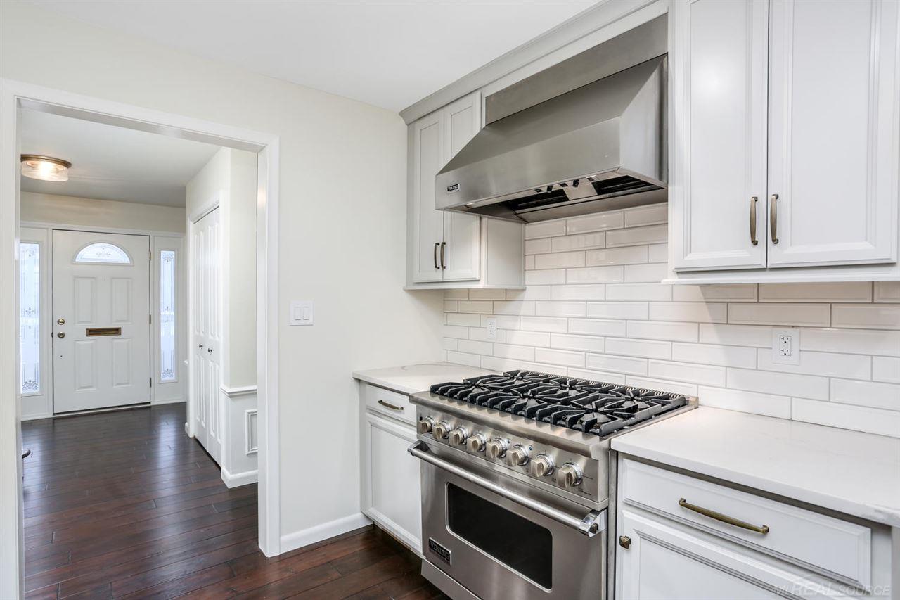 925 Ballantyne Road Grosse Pointe, MI 48236 - Photo 8 of 32 31372596-7.JPG