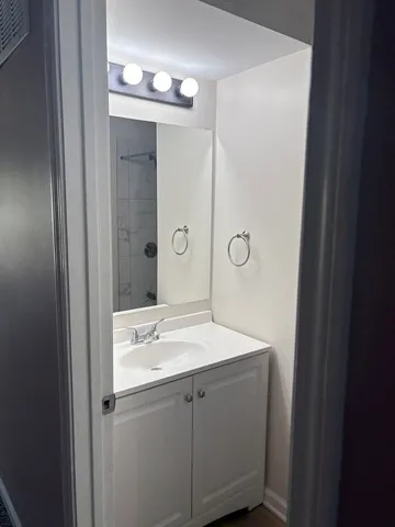 $1,950 | 230 Wethington Drive, Unit C, Wauconda, IL 60084