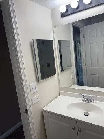 $1,950 | 230 Wethington Drive, Unit C, Wauconda, IL 60084