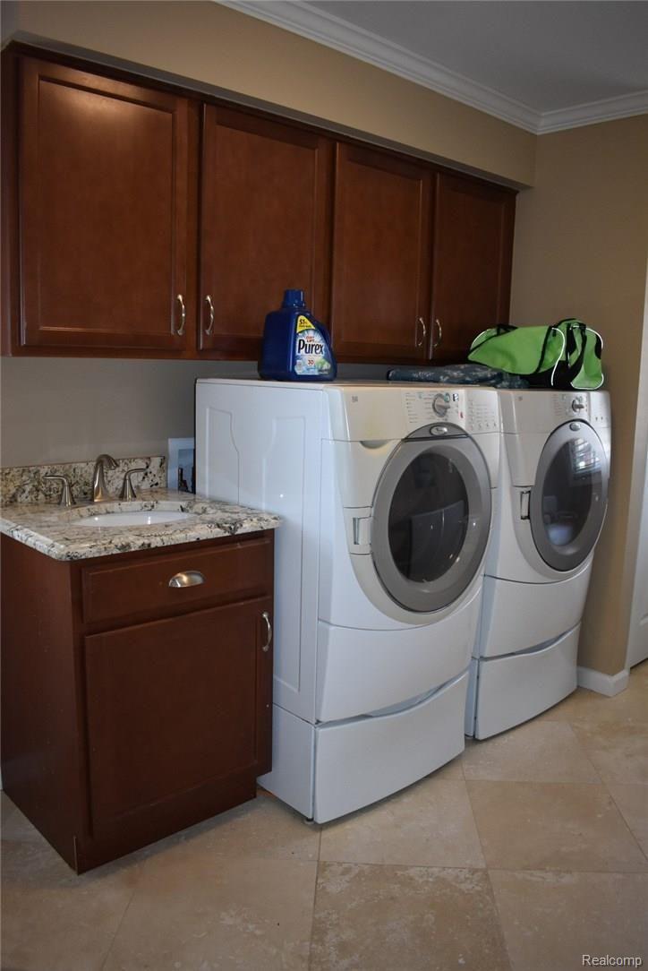 9802 Winston Road Pinckney, MI 48169 - Photo 10 of 33 17 MAIN FLOOR LAUNDRY.JPG