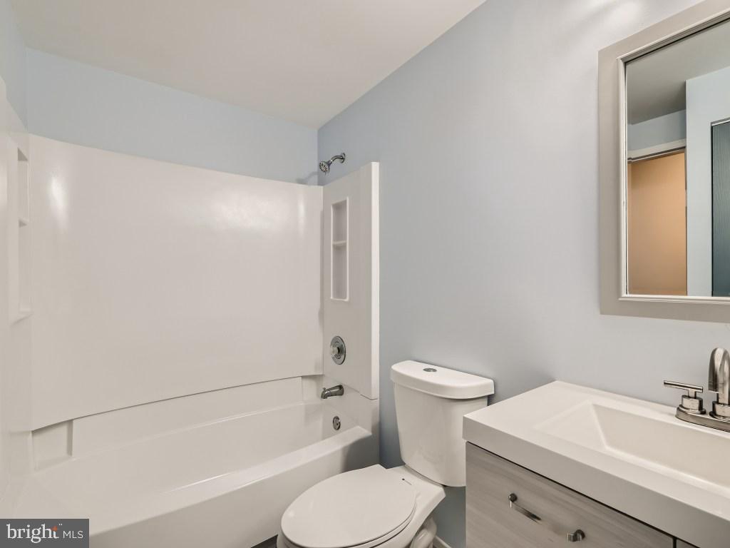 313 Nottingham Road Baltimore, MD 21229 - Photo 17 of 35 Full Bath With Tub on 1st Floor