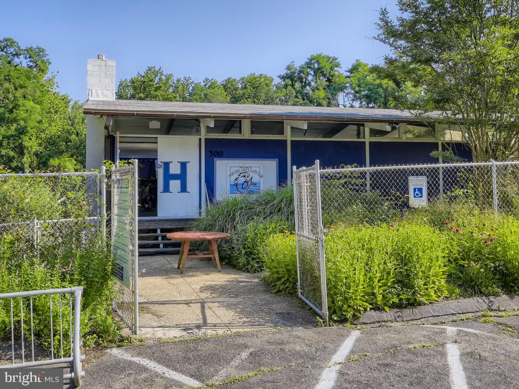 313 Nottingham Road Baltimore, MD 21229 - Photo 27 of 35 PRIVATE SWIM CLUB - MEMBERSHIP REQUIRED