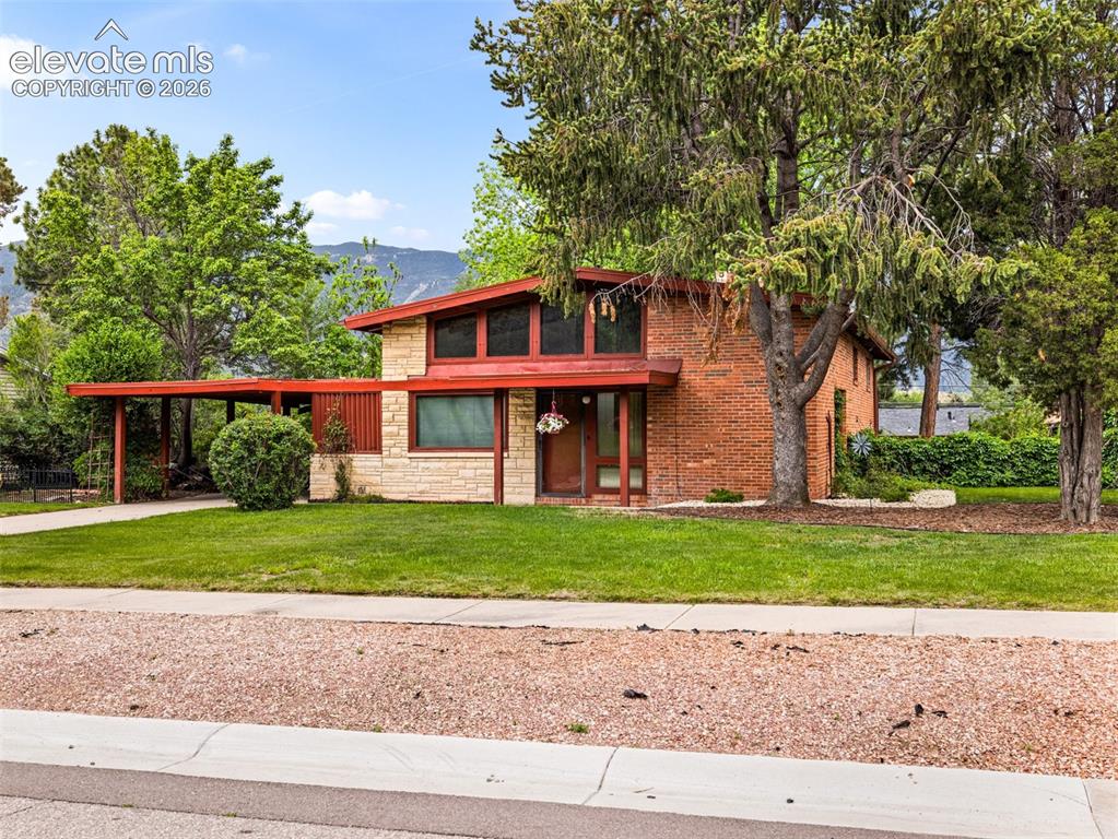 628 Castle Road Colorado Springs, CO 80904 - Photo 3 of 39