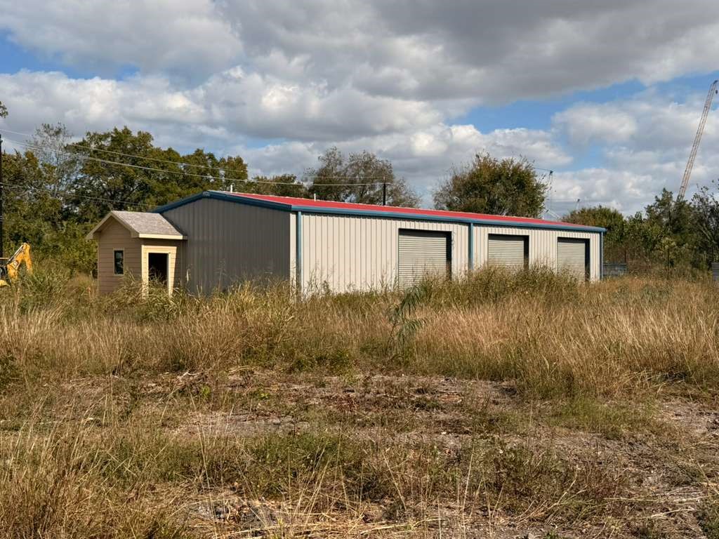 13018 Swingle Road Houston, TX 77047 - Photo 11 of 13 a view of a backyard