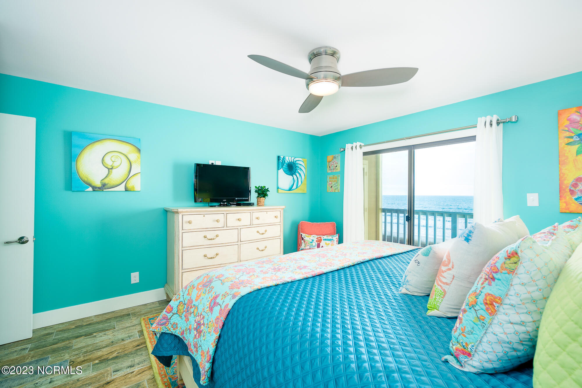 525 Salter Path Road, Unit B25 Atlantic Beach, NC 28512 - Photo 17 of 39 Primary bedroom suite