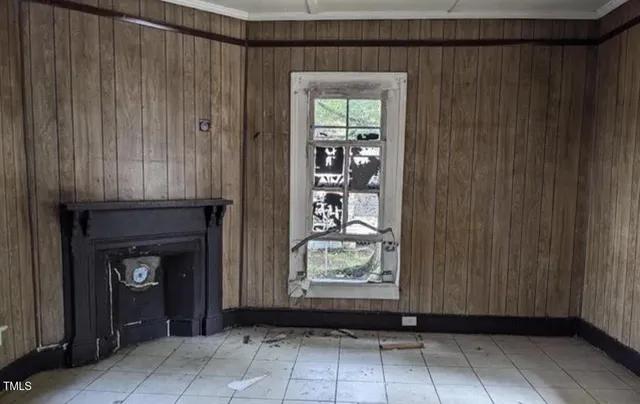 a view of entryway with a front door