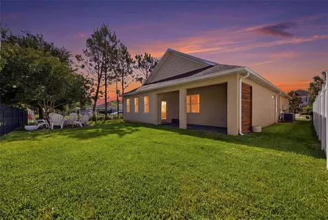 a view of a house with backyard