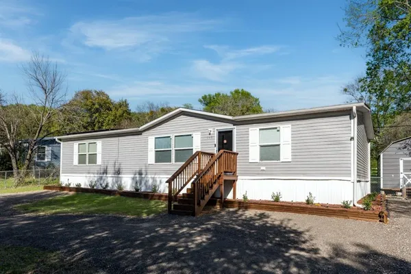a view of a house with backyard