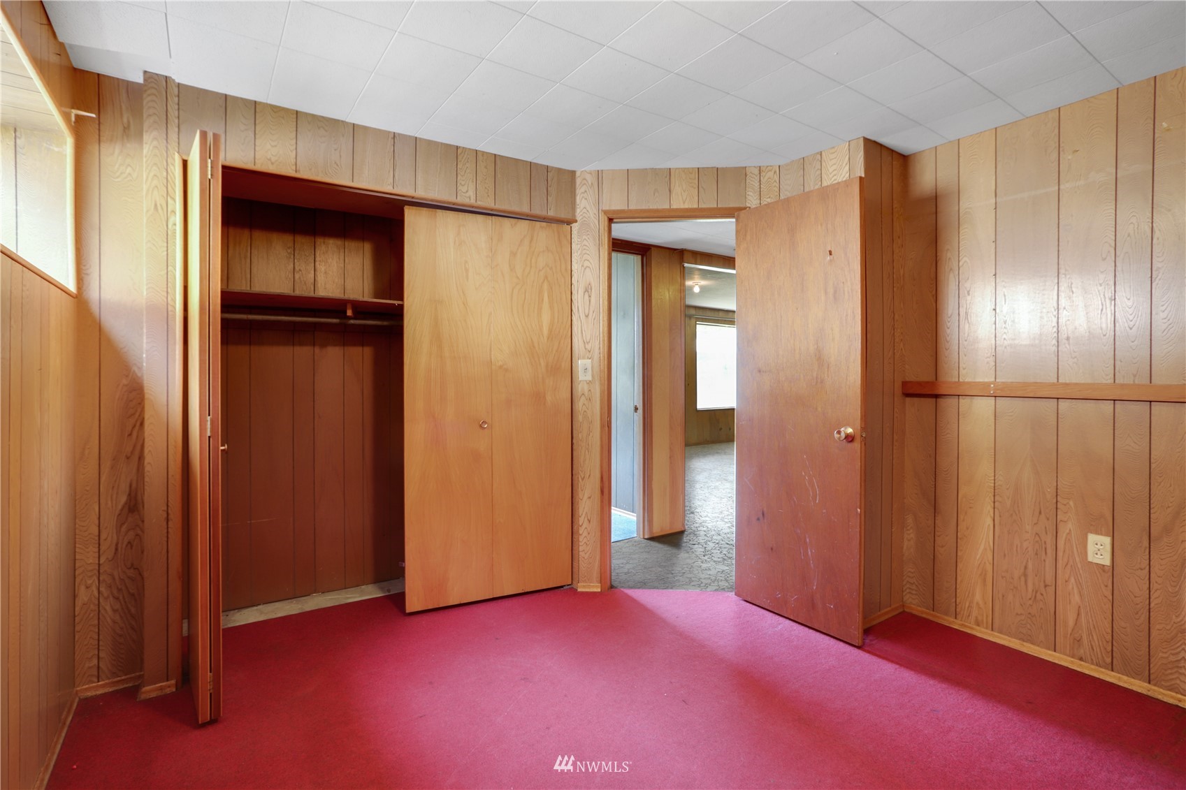 454 Lind Avenue Northwest Renton, WA 98057 - Photo 31 of 35 an empty room with closet and wooden floor