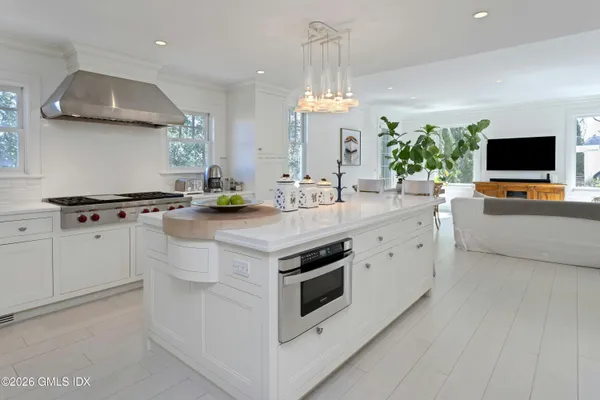 $3,450,000 | 16 Summit Road, Riverside, CT 06878