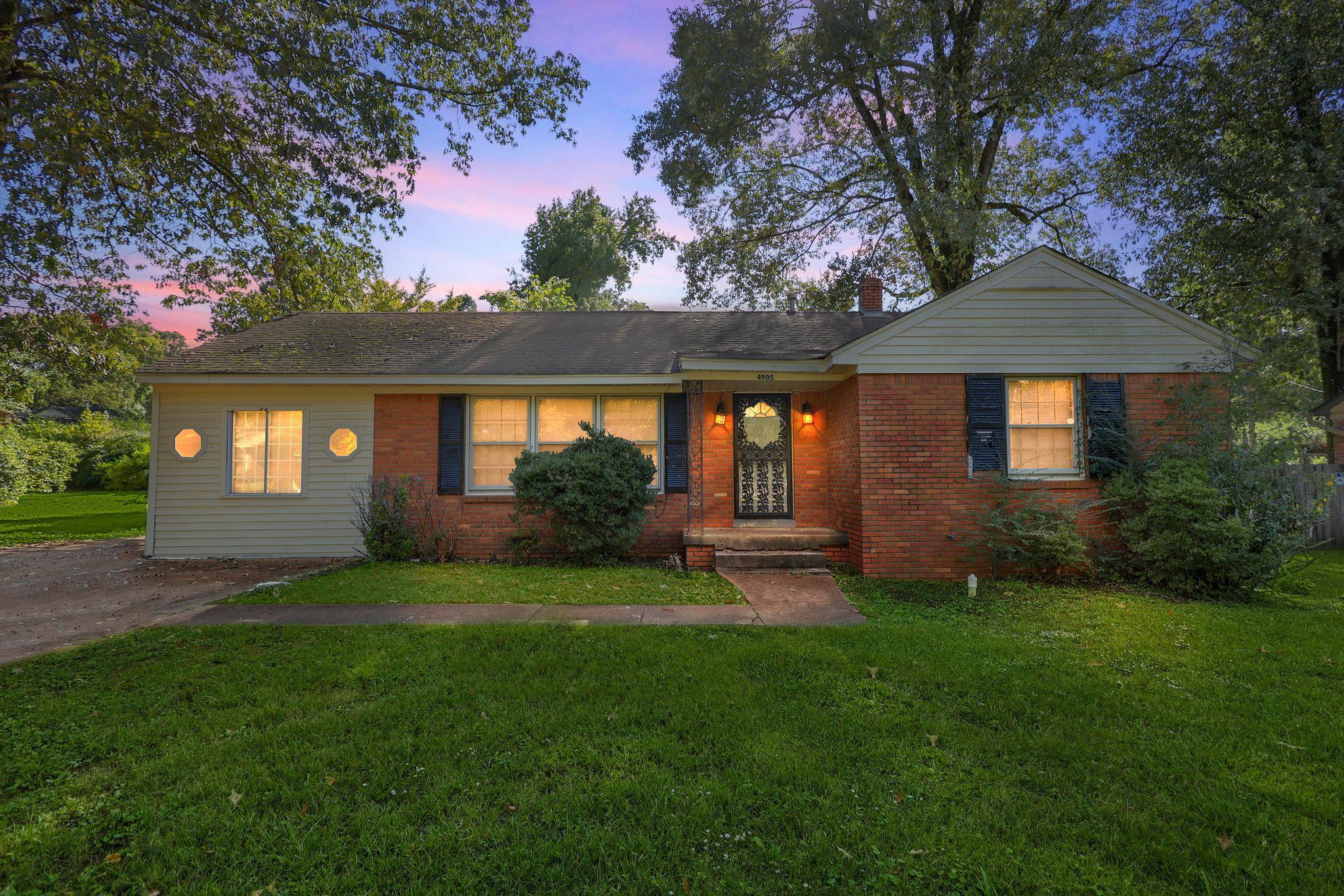 4905 Lochinvar Road Memphis, TN 38116 - Photo 23 of 33 a backyard of a house with table and chairs