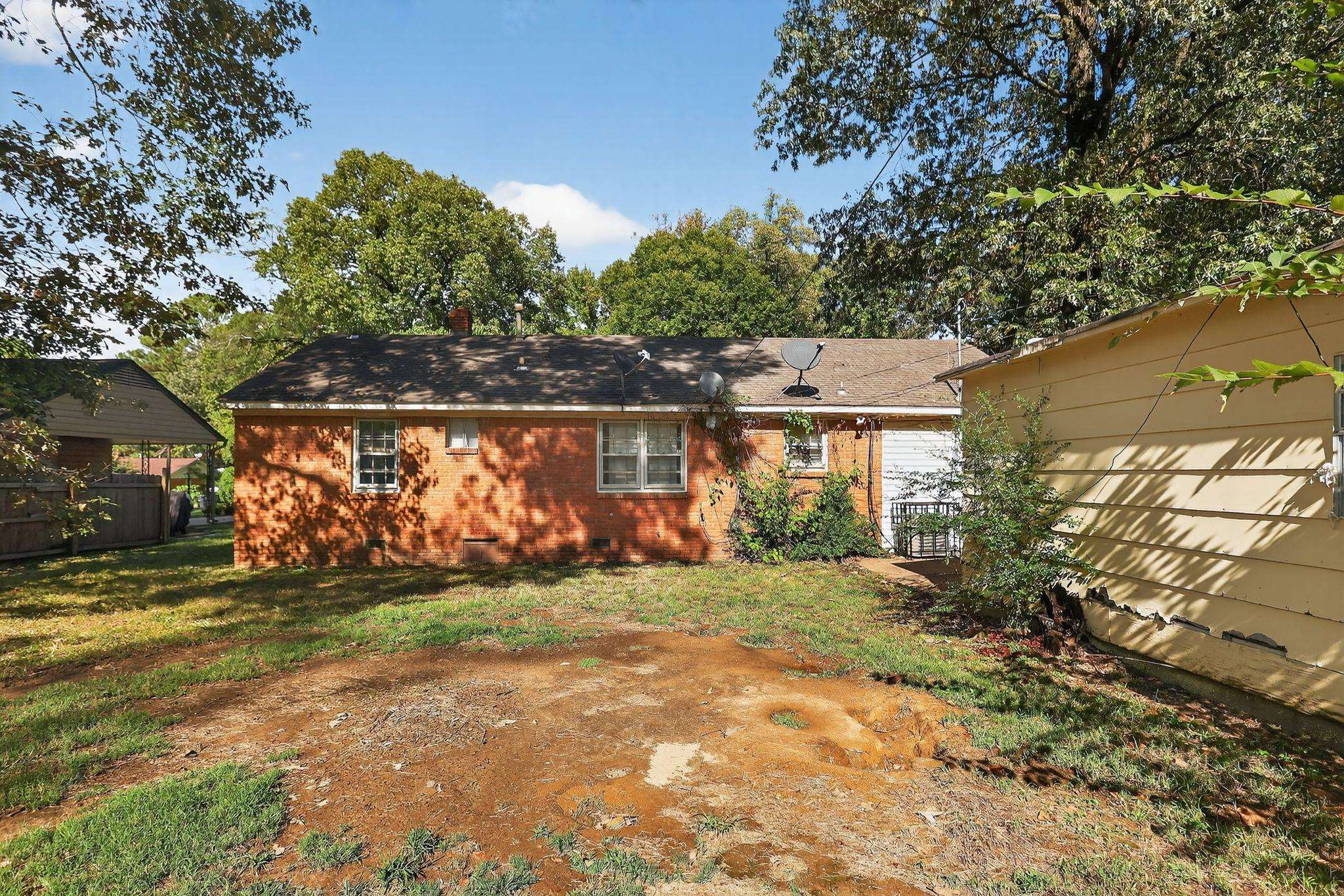 4905 Lochinvar Road Memphis, TN 38116 - Photo 32 of 33 a view of a yard with yellow house