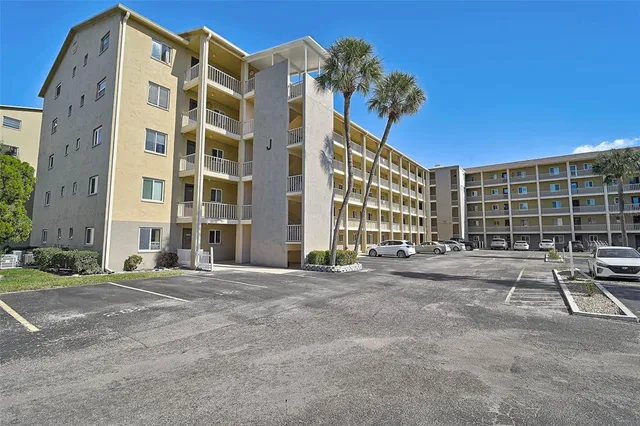 $168,900 | 3585 Lake Bayshore Drive, Unit J301, Bradenton, FL 34205