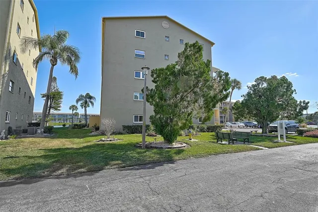 $168,900 | 3585 Lake Bayshore Drive, Unit J301, Bradenton, FL 34205