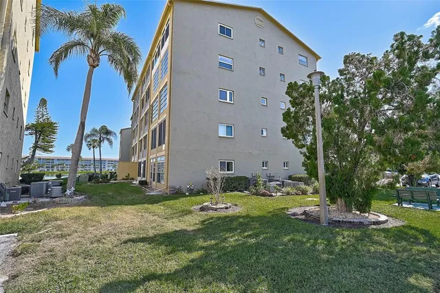 $168,900 | 3585 Lake Bayshore Drive, Unit J301, Bradenton, FL 34205