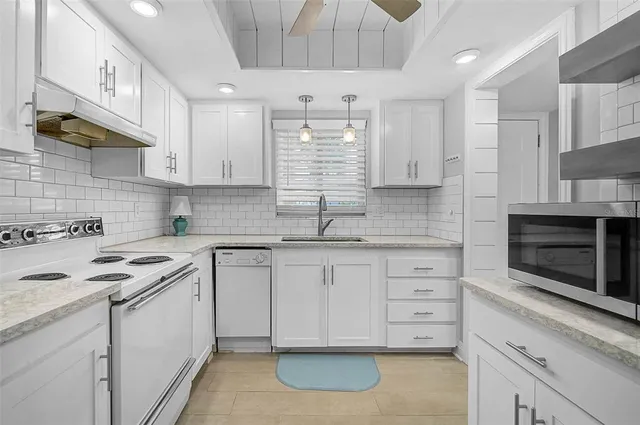 $168,900 | 3585 Lake Bayshore Drive, Unit J301, Bradenton, FL 34205