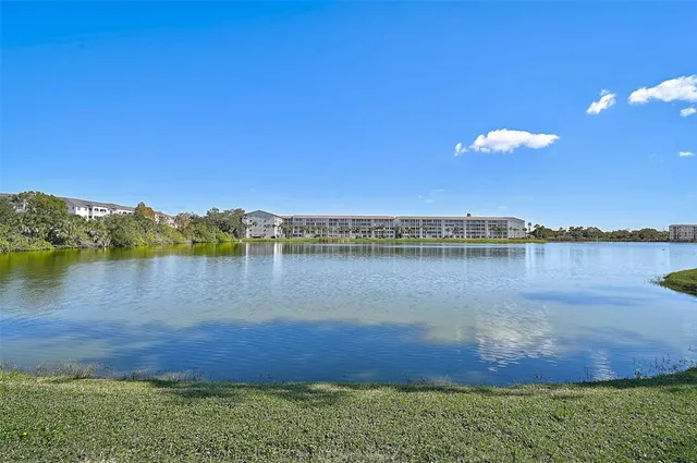 $168,900 | 3585 Lake Bayshore Drive, Unit J301, Bradenton, FL 34205