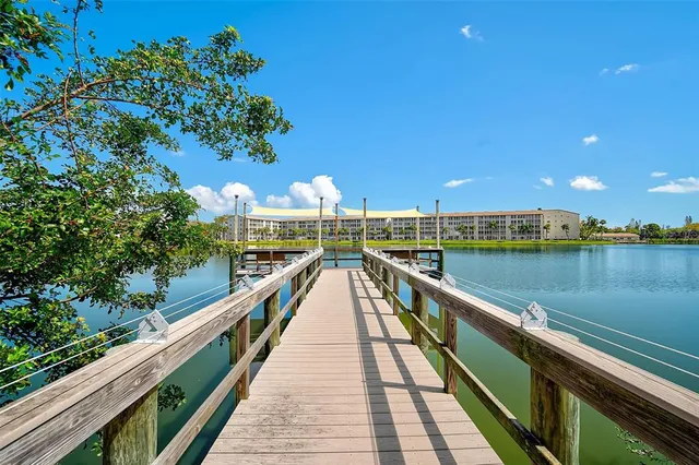 $168,900 | 3585 Lake Bayshore Drive, Unit J301, Bradenton, FL 34205