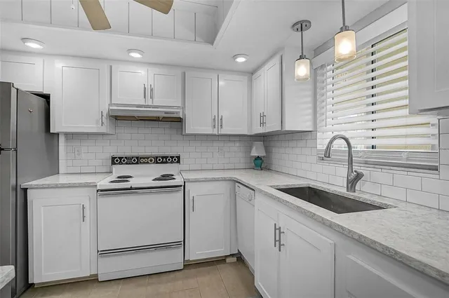 $168,900 | 3585 Lake Bayshore Drive, Unit J301, Bradenton, FL 34205