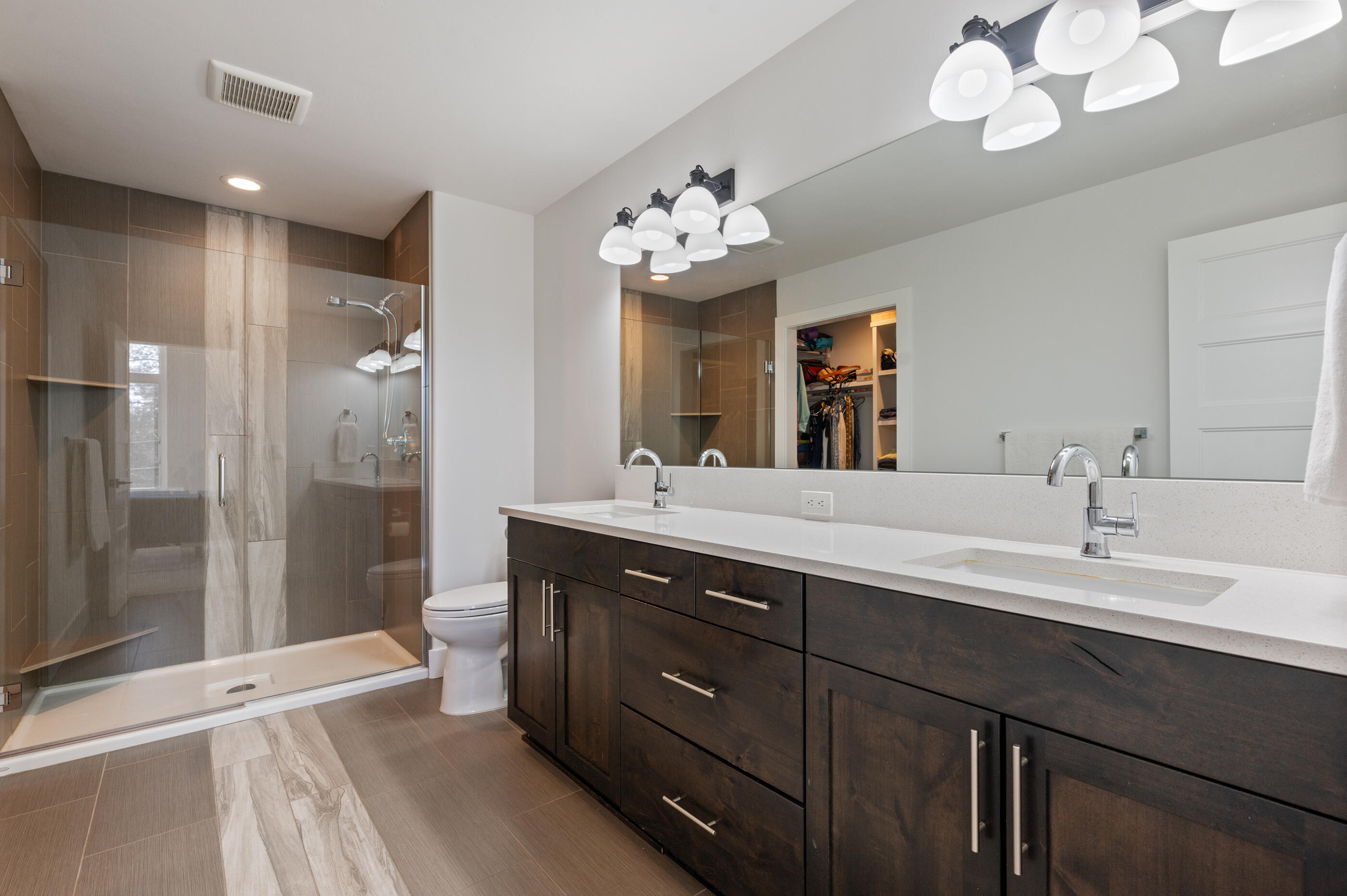 61586 Southwest Blakely Road Bend, OR 97702 - Photo 31 of 40 Primary En-Suite Bathroom