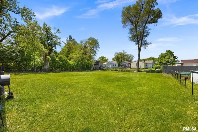 $179,900 | 106 Ernest Street, Unit A & B, Washington, IL 61571