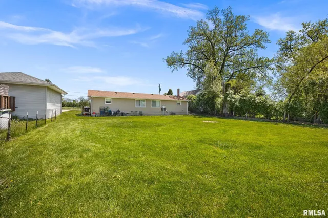 $179,900 | 106 Ernest Street, Unit A & B, Washington, IL 61571