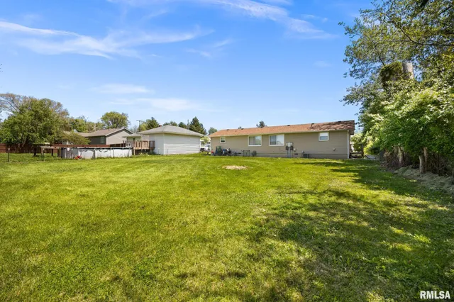 $179,900 | 106 Ernest Street, Unit A & B, Washington, IL 61571