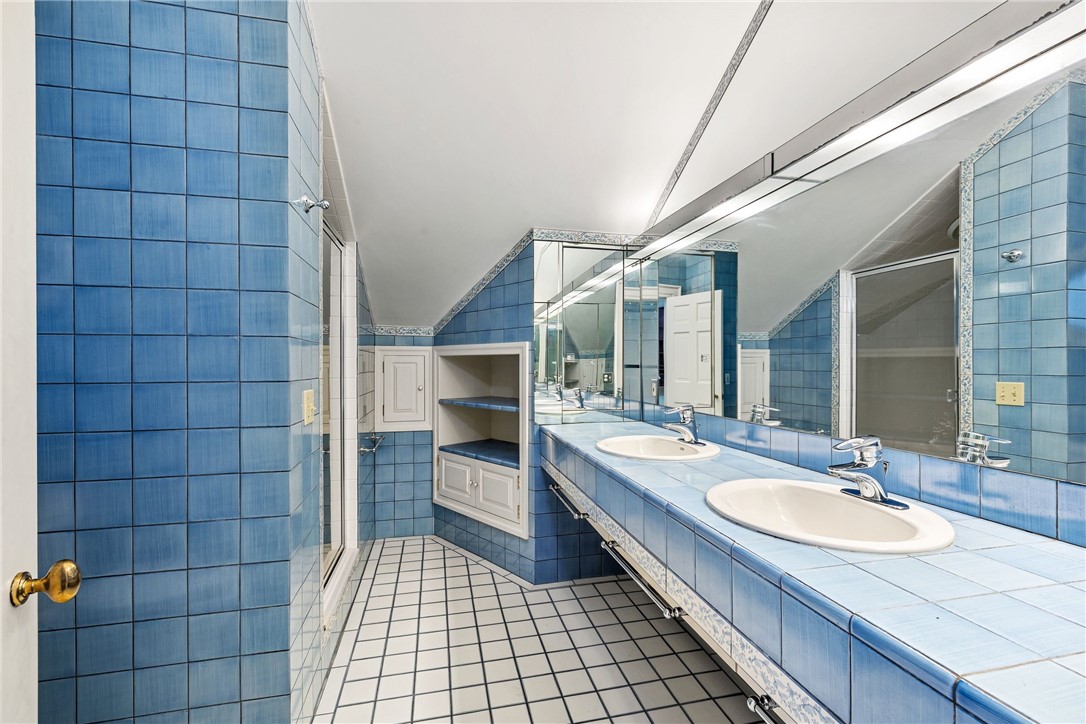 97 Harrison Avenue, Unit P1 Newport, RI 02840 - Photo 31 of 43 Primary full bath