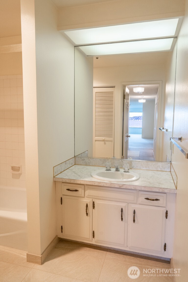 1140 Alki Avenue Southwest, Unit 303 Seattle, WA 98116 - Photo 5 of 28