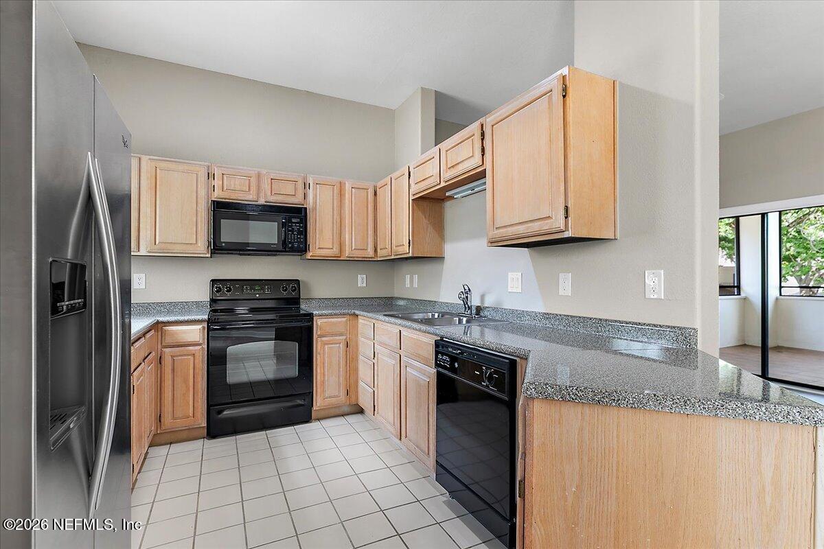 10150 Belle Rive Boulevard, Unit 204 Jacksonville, FL 32256 - Photo 4 of 19 04-Kitchen