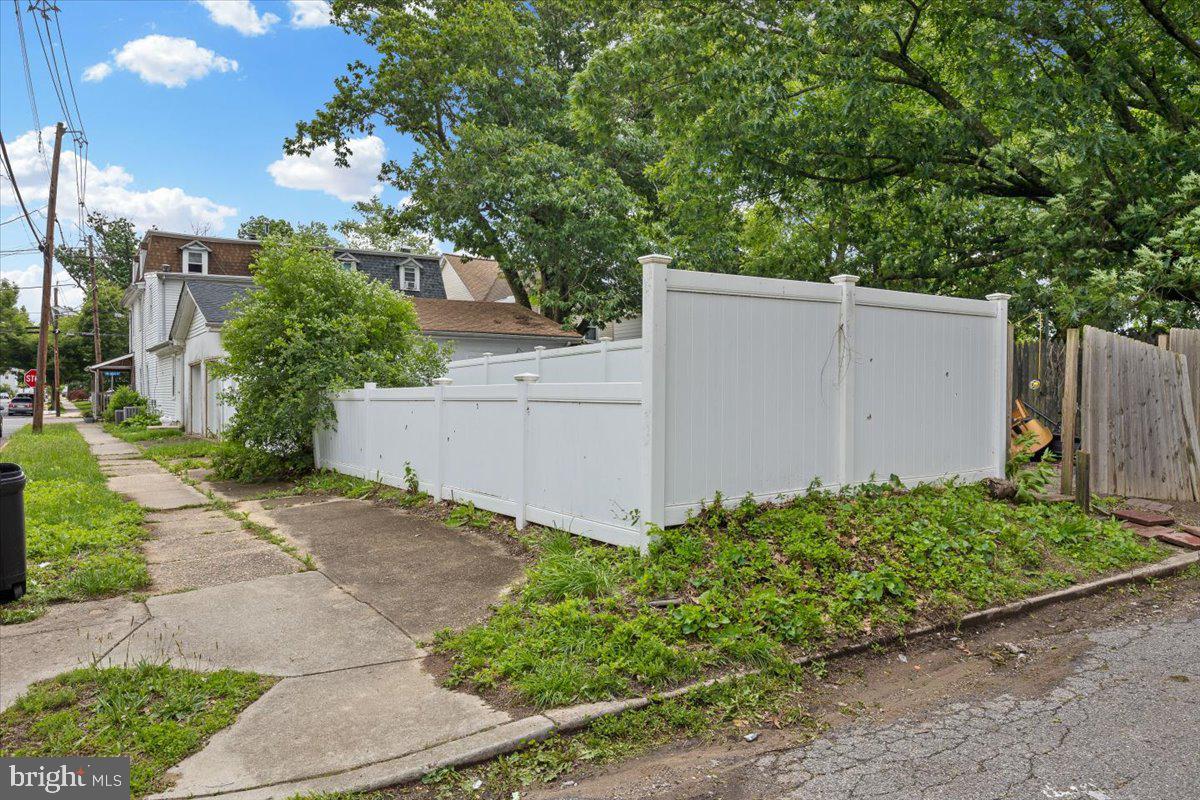 301 Broad Street Beverly, NJ 08010 - Photo 28 of 29 a backyard of a house with lots of green space