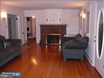 274 Mercer Street Hamilton Square, NJ 08690 - Photo 2 of 11 Living Room
