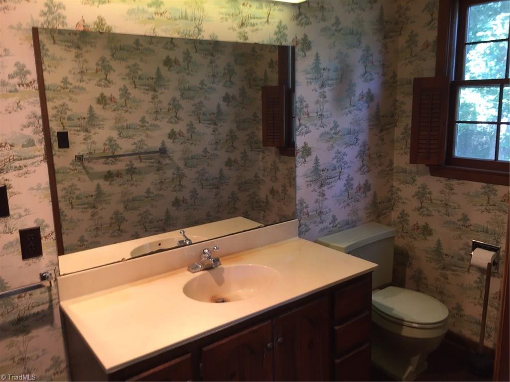 1614 Jackson Lake Road High Point, NC 27263 - Photo 11 of 15 Full bath
