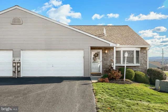 a view of a house with backyard